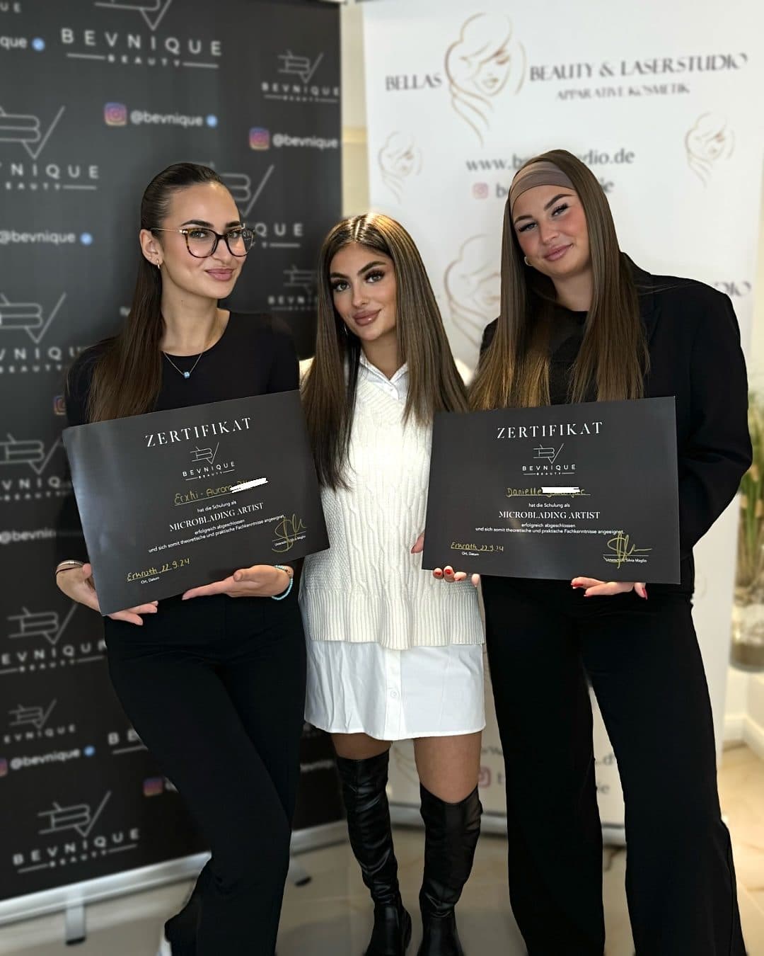 Zwei Absolventinnen der Bevnique Beauty Academy mit Zertifikat