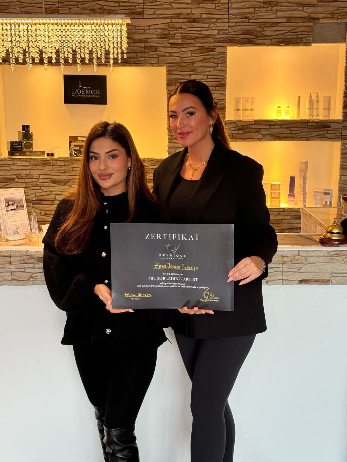 Absolventin der Bevnique Beauty Academy mit Zertifikat