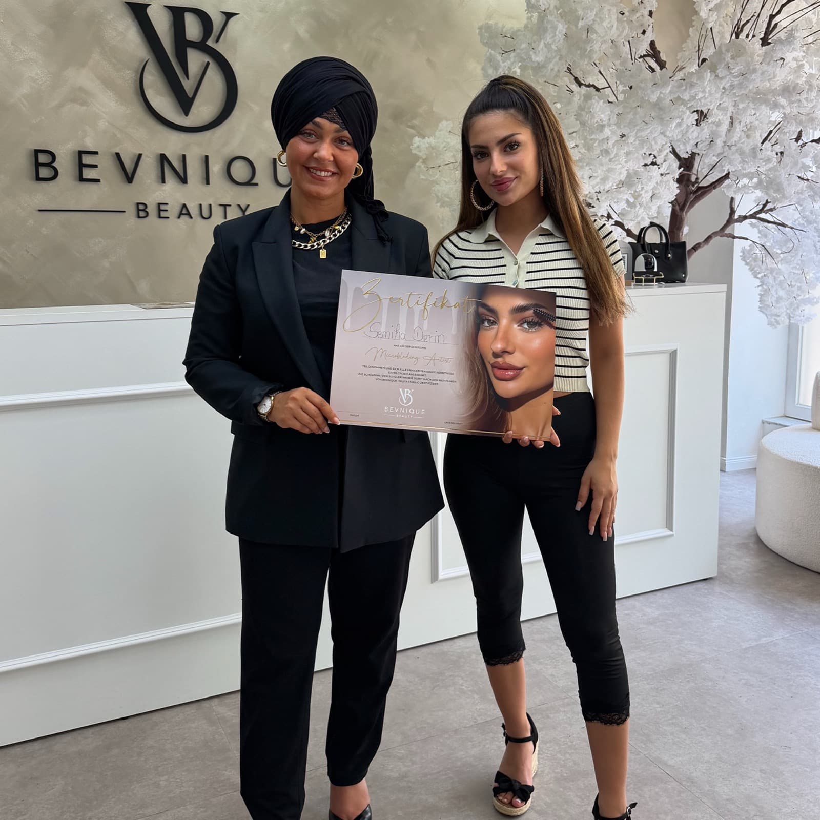 Absolventin der Bevnique Beauty Academy mit Zertifikat